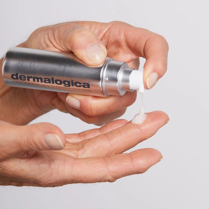 Dermalogica Smart Response Serum Duo fuktighetsgivende hudpleie hvit tekstur pumpes ut fra sølvfarget flaske