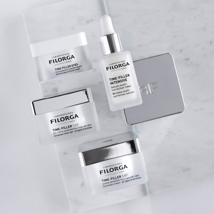 FILORGA Time-Filler 5 XP Cream Gel 50 ml ansiktskrem mot rynker i hvit krukke vist med serum på lys marmor.