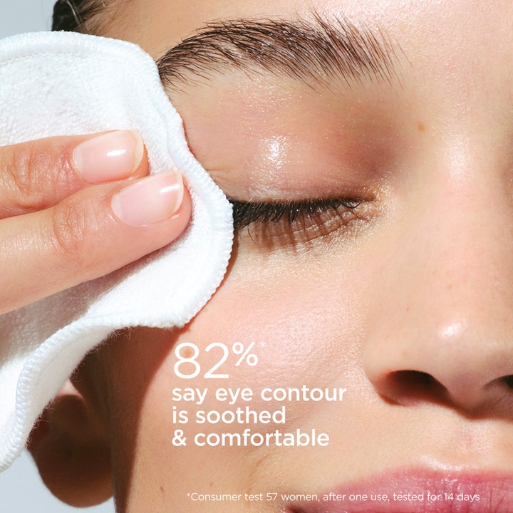 Clarins Gentle Eye Make-Up Remover 125 ml som beroliger huden ved bruk av en myk bomullspad over øyet