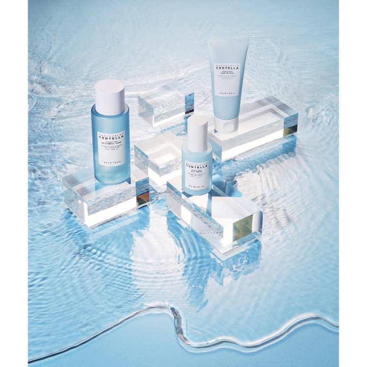 SKIN1004 Madagascar Centella Hyalu-Cica Sleeping Pack 100 ml nattmaske i lyseblå tube på krystallblokker i vann