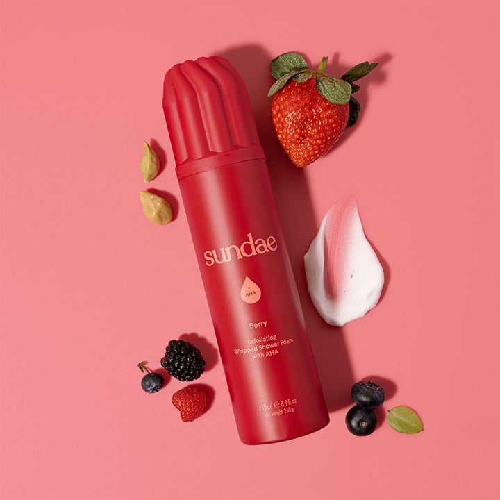 Sundae Whipped Shower Foam Berry AHA 265 ml eksfolierende dusjsåpe i rød flaske med bær og hvit skumtekstur