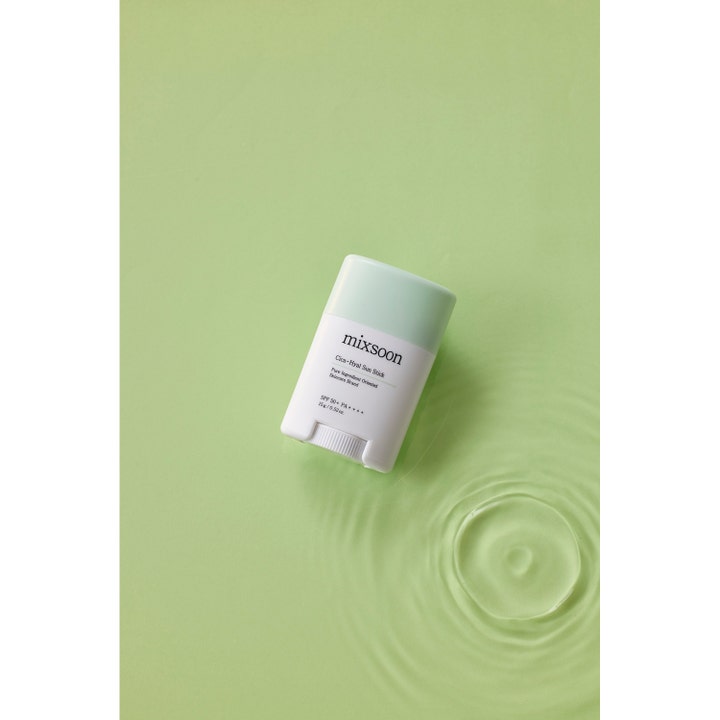 Mixsoon Cica-Hyal Sun Stick 15 g fuktighetsgivende solkrem stift SPF 50+ på grønn bakgrunn med vannringer