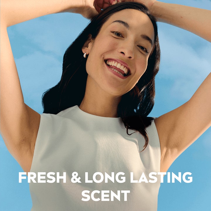 NIVEA Deo Rollon Dry Comfort 50 ml gir frisk duft og vises på en smilende kvinne mot en blå himmel