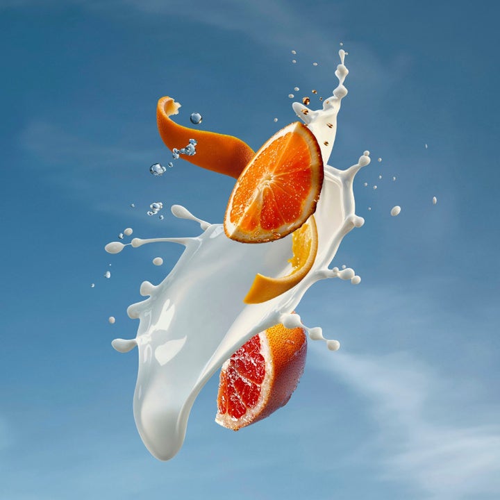 Biotherm Lait Corporel 800 ml fuktighetsgivende bodylotion med frisk appelsin og kremet tekstur mot blå himmel.