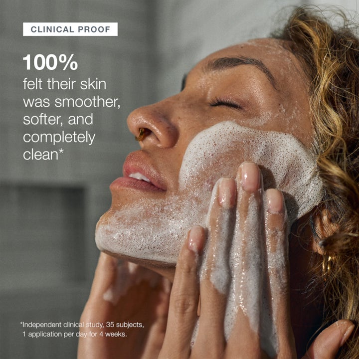 Dermalogica Daily Milkfoliant 74 g peeling gir glattere hud vist på kvinne med hvitt skum og klinisk bevis.