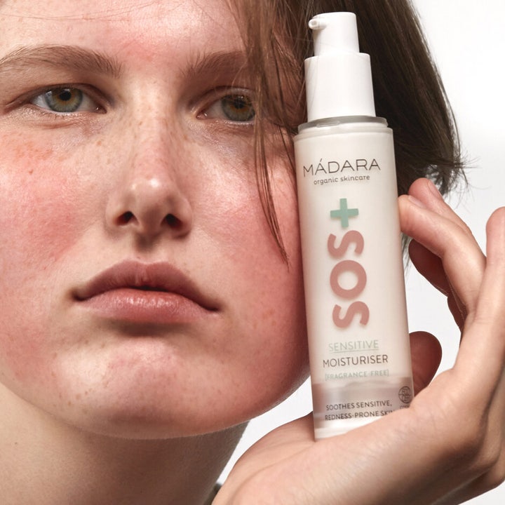 MÁDARA SOS + SENSITIVE Moisturiser 50 ml beroligende ansiktskrem i hvit pumpeflaske vist inntil rødhet i ansiktet