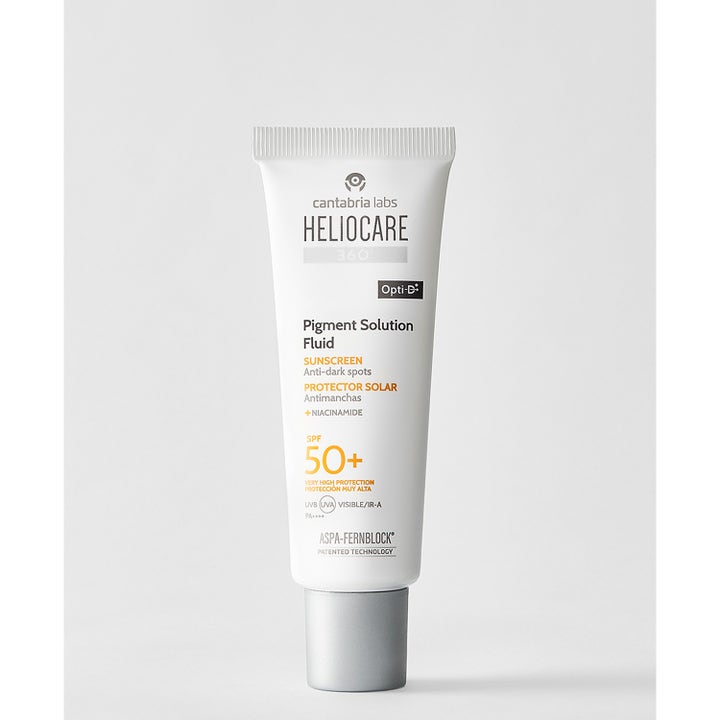 Heliocare Pigment Solution Fluid 50 ml solkrem med SPF 50+ og niacinamide i hvit tube med grått lokk