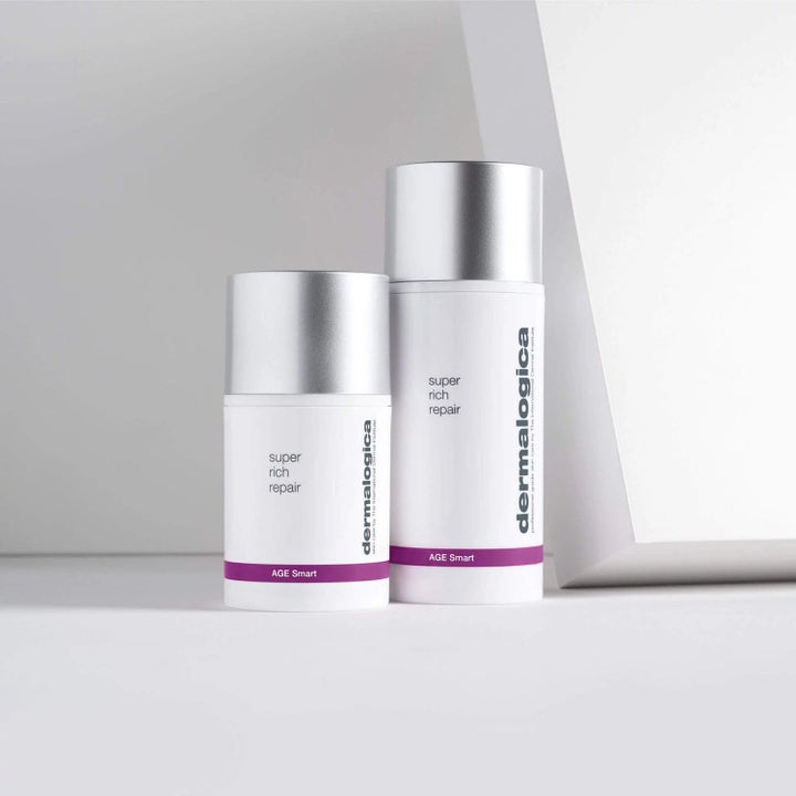 Dermalogica AGE smart Duo Super Rich Repair næringsgivende ansiktskrem i to hvite flasker med sølvlokk.