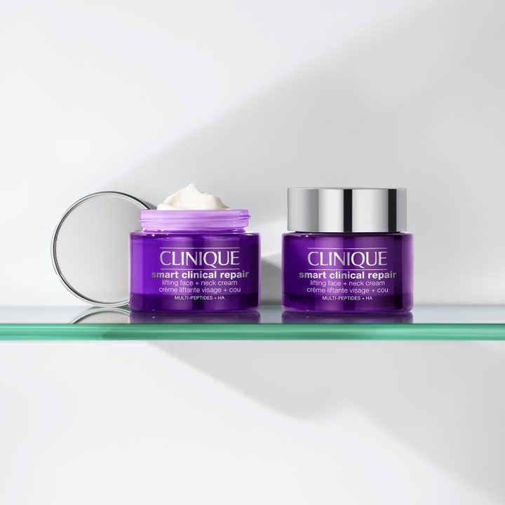 Clinique Smart Clinical Repair 50 ml oppstrammende ansiktskrem i lilla glasskrukker med sølvlokk og hvit tekstur