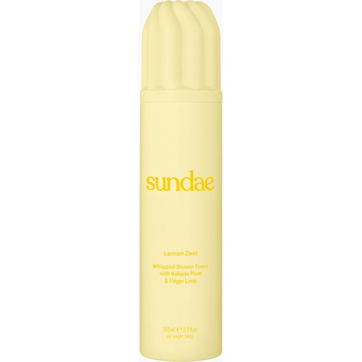 Sundae Lemon Zest Whipped Shower Foam 265 ml forfriskende dusjskum i en lysegul sprayflaske med riflet kork