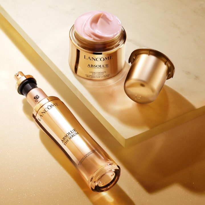 Lancôme Absolue Serum 30 ml ansiktsserum og ansiktskrem i gullkrukke med rosa tekstur for glødende hudpleie
