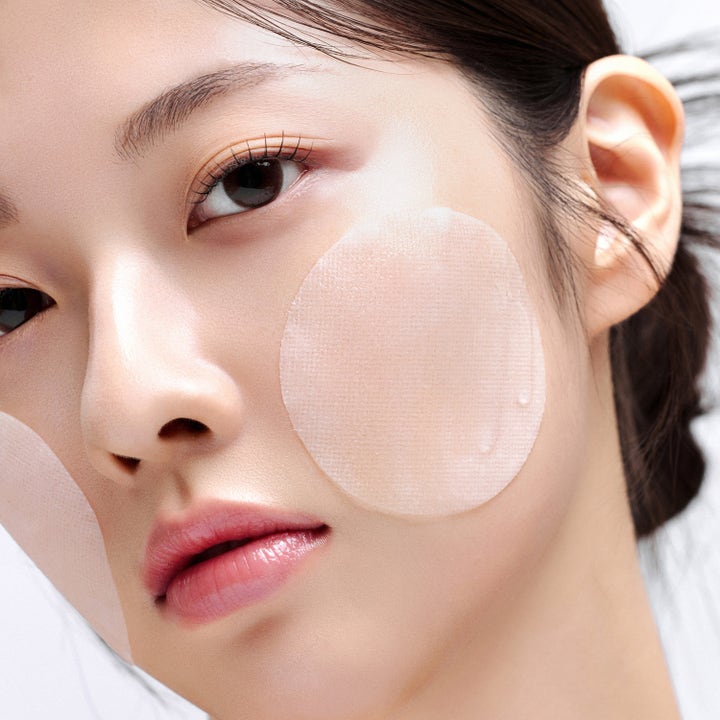 House of Hur Brightening Skin Prep Essence Pad 140 ml klargjørende essence pads påført en kvinnes kinn for glød