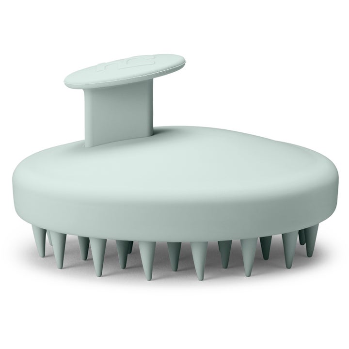 By Lyko Scalp Massage Brush hodebunnsbørste som stimulerer hodebunnen i mintgrønn silikon med myke, tykke pigger.
