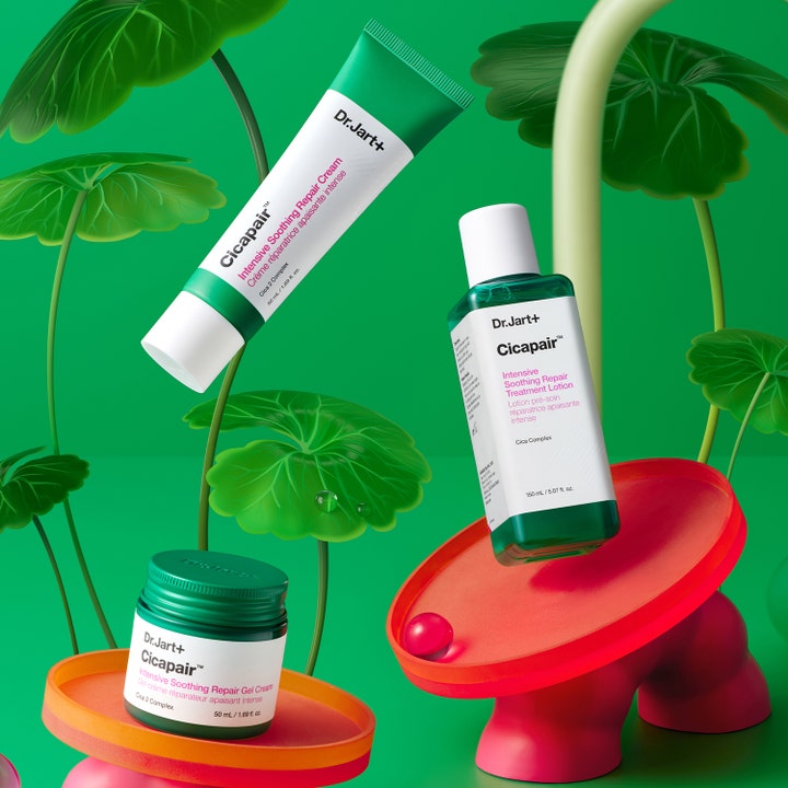 Dr.Jart+ Cicapair Intensive Soothing Repair Cream 50 ml beroligende dagkrem i tube og krukke omgitt av store grønne blader.