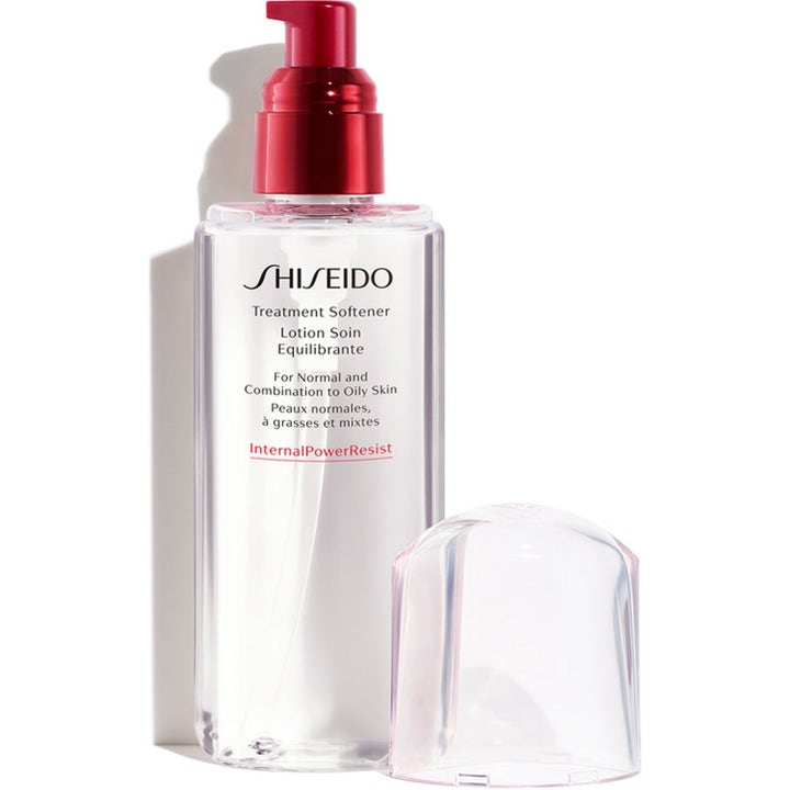 Shiseido Treatment Softener 200 ml balanserende toner i klar flaske med rød pumpe som gir fukt til stresset hud