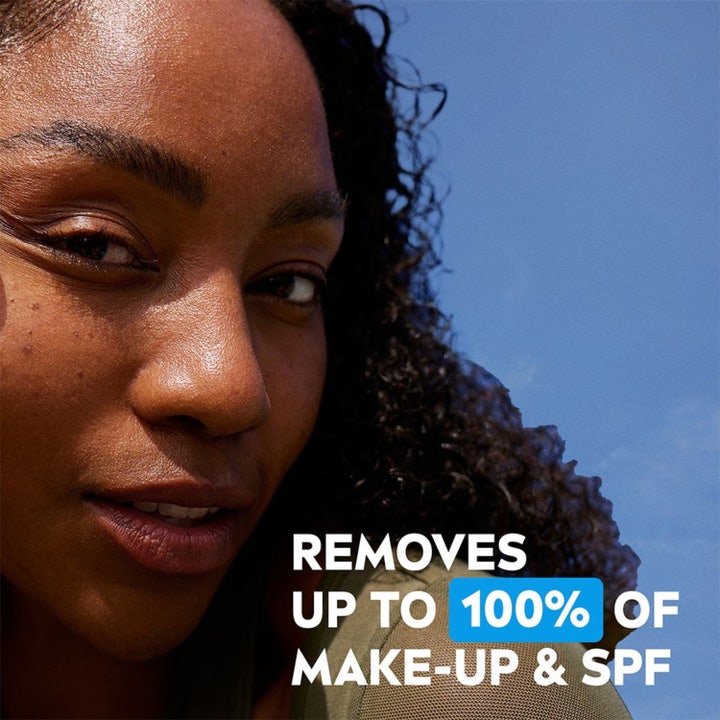 NIVEA Micellar Water Regenerating 400 ml ansiktsrens fjerner opptil 100% sminke og SPF vist på kvinne i dagslys.