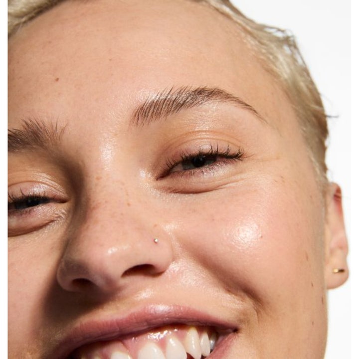 The INKEY List Beta Hydroxy Acid Serum 30 ml eksfolierende serum for klar hud på en smilende person med sunn glød