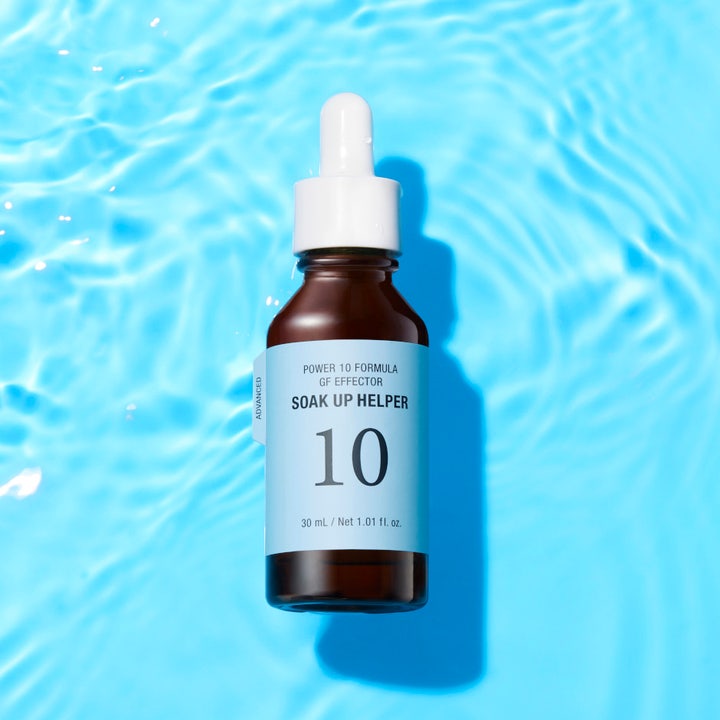 It'S SKIN Power 10 Formula GF Effector SOAK UP HELPER 30 ml fuktserum i brun glassflaske på blått vann