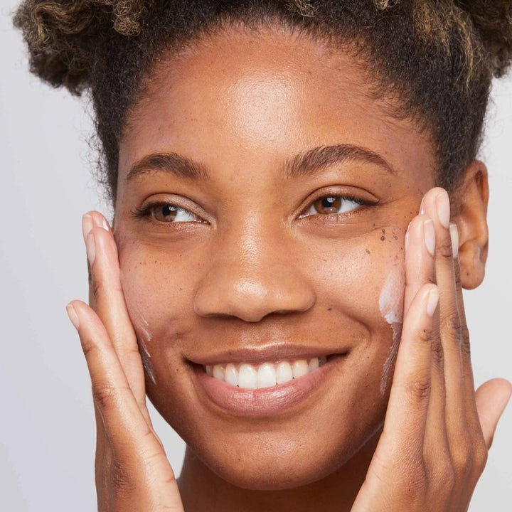 Dermalogica Skin Smoothing Cream og MultiVitamin Power Firm 115 ml fuktighetsgivende hudpleie kvinne som påfører hvit krem
