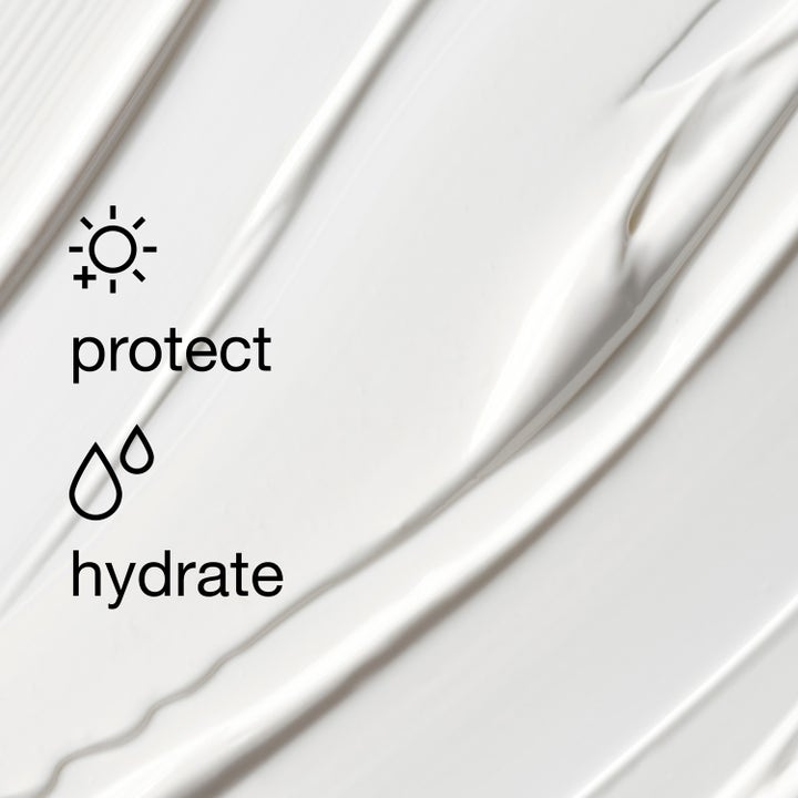 Clinique UV Solutions Hydrating Sunscreen SPF 50 40 ml solkrem med hvit kremet tekstur og tekstene protect og hydrate.