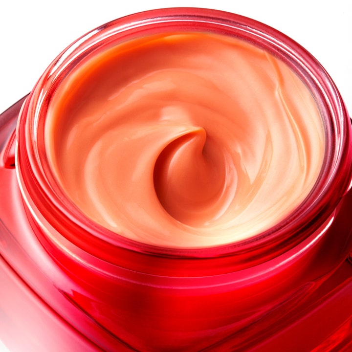 L'Oréal Paris Revitalift Ginseng Glow 50 ml dagkrem med en ferskenfarget glødgivende tekstur i rød krukke