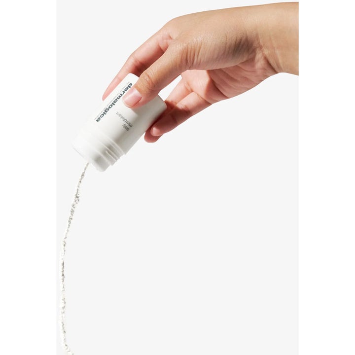 Dermalogica Daily Microfoliant eksfolierende pulver helles fra en hvit boks og gir en jevnere hudtone