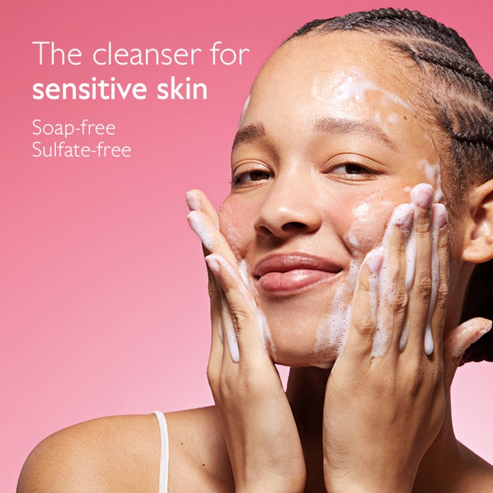 Caudalie Vinohydra Cleansing Gel 150 ml ansiktsrens påføres som skum på sensitiv hud i et livsstilsbilde.