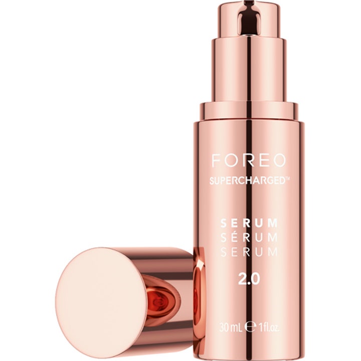 FOREO Supercharged Serum 2.0 30 ml fuktighetsgivende serum i en rosegullfarget flaske med pumpe og avtatt lokk
