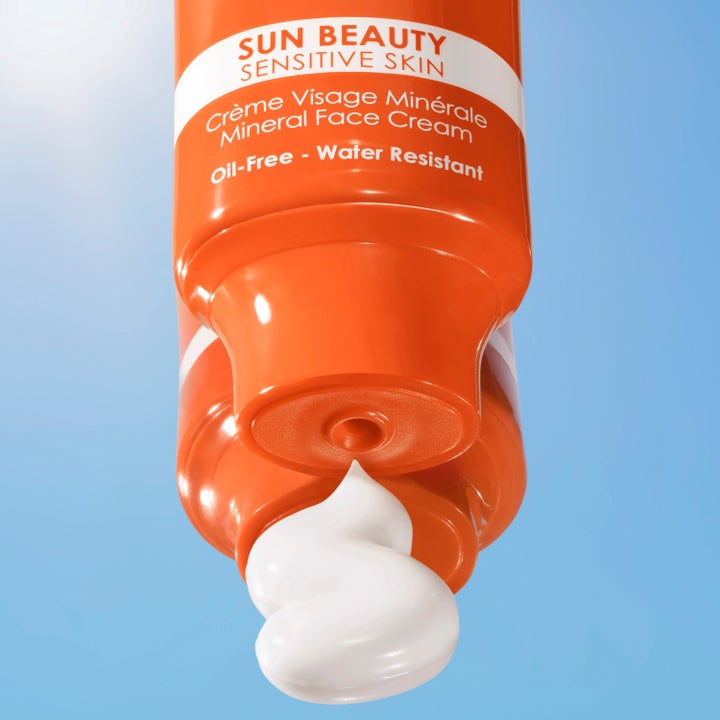 Lancaster Sun Sensitive Mineral Face Cream 50 ml solkrem med hvit kremet tekstur fra oransje tube