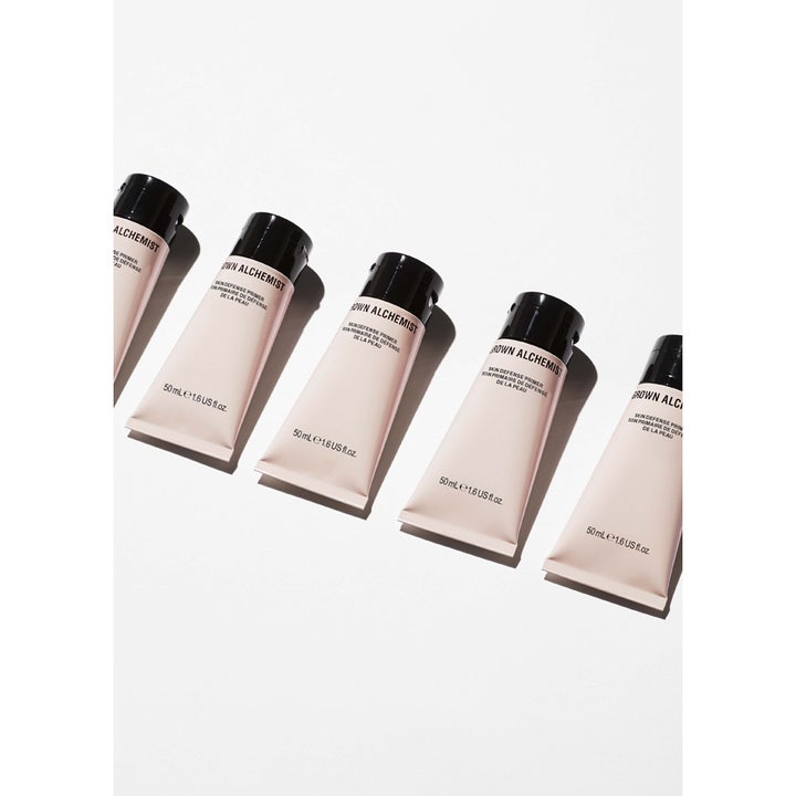 Grown Alchemist Skin Defence Primer 50 ml beskyttende ansiktsprimer i fem lyserosa tuber med svarte lokk