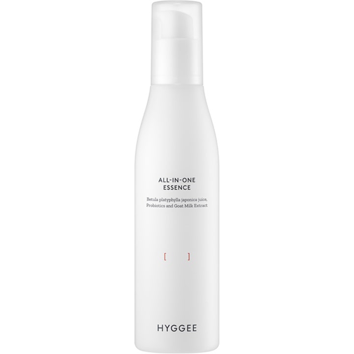 Hyggee All-In-One Essence fuktighetsgivende serum i hvit pumpeflaske med bjørkesaft, probiotika og geitemelk.