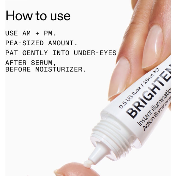 The INKEY List Brighten-i Eye Cream 15 ml i tube med bruksanvisning som viser påføring av krem på fingertupp.