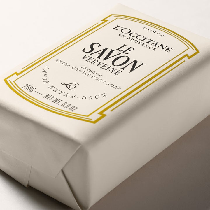 L'Occitane en Provence Shea Butter Verbena Body Soap 250 g fuktighetsgivende såpe i kremhvitt papir med gullramme