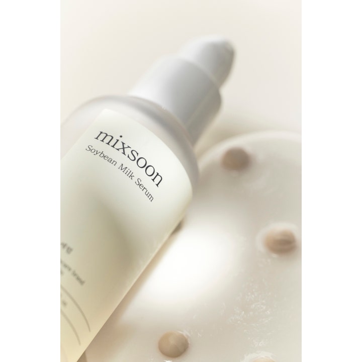 Mixsoon Soybean Milk Serum 50 ml nærende ansiktsserum vist med fyldige beige teksturdråper og hvit pumpeflaske