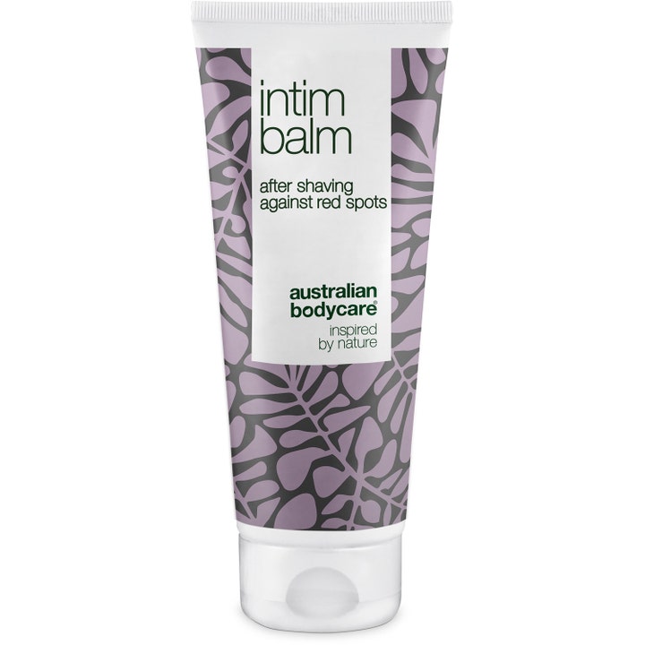 Australian Bodycare Intim Balm mot røde nupper etter barbering i hvit tube med dekorativt lilla bladmønster.