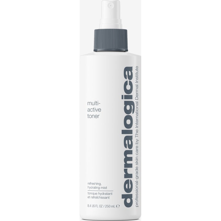 Dermalogica Multi-Active Toner fuktgivende ansiktsspray i hvit sylindrisk flaske med sort spraypumpe