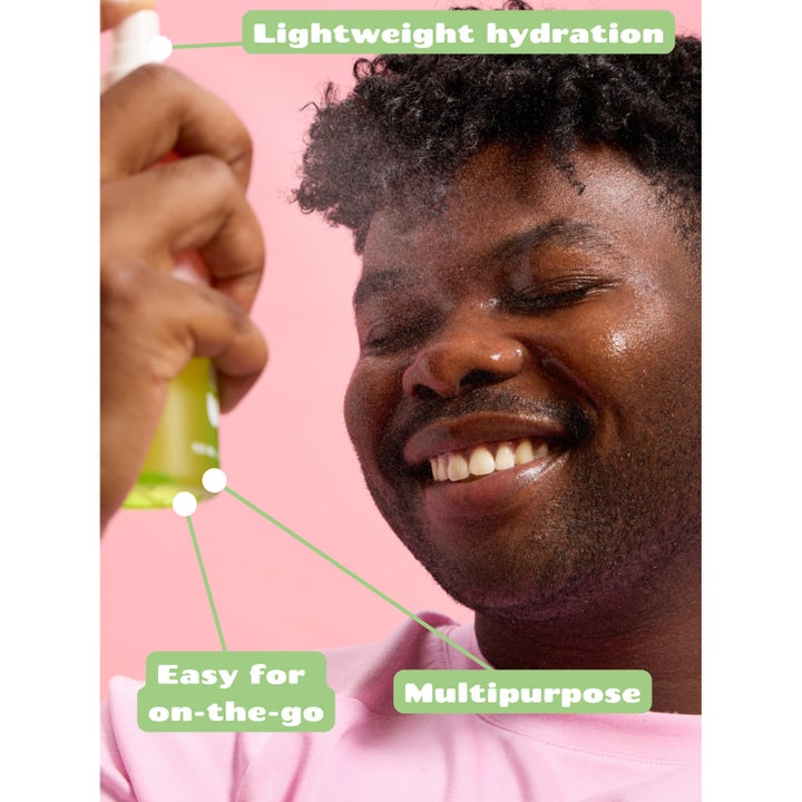 Smuuti Skin Watermelon Dew Toner Mist 100 ml fuktighetsspray som gir lett fuktighet og glød på en smilende person.