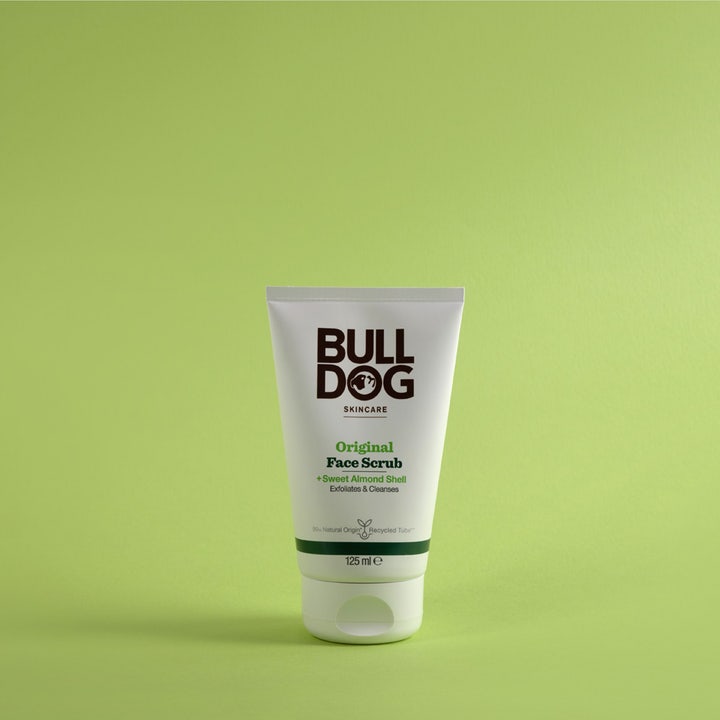 Bulldog Original Face Scrub 125 ml eksfolierende ansiktsskrubb i hvit tube mot grønn bakgrunn