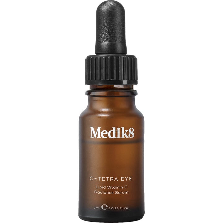 Medik8 C-Tetra Eye 7 ml opplysende øyeserum med vitamin C i en liten brun glassflaske med svart pipette