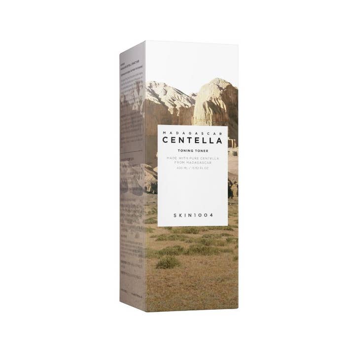 SKIN1004 Madagascar Centella Toning Toner 400 ml eksfolierende toner i hvit eske med naturmotiv av fjell
