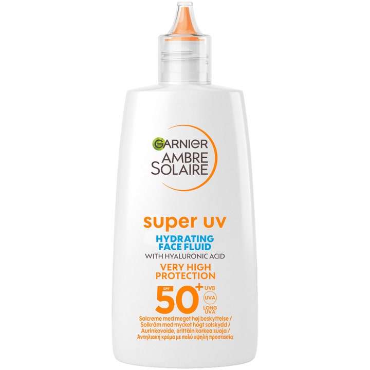 Garnier Ambre Solaire Super UV Hydrating Face Fluid SPF 50+ fuktighetsgivende solkrem i hvit plastflaske med spiss tut.