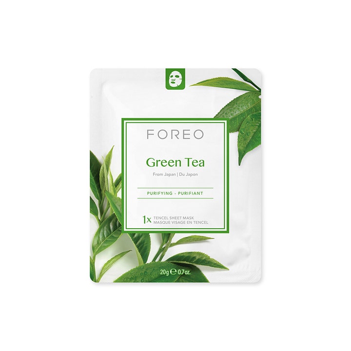 FOREO Farm To Face Green Tea 20 g rensende sheetmaske i hvit forpakning dekorert med grønne teblader.