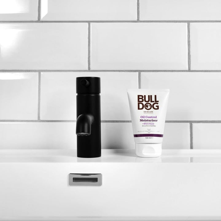 Bulldog Oil Control Moisturiser 100 ml mattende ansiktskrem med trollhassel i hvit tube på en hvit servant