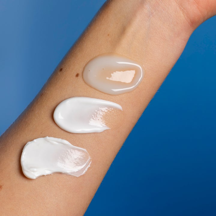 Lumene Nordic Hydra Moisture Balm 50 ml fuktighetsgivende ansiktskrem vist som tre ulike teksturer på en arm