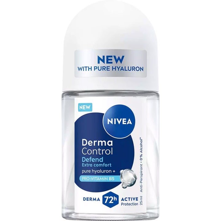 Nivea Derma Control Defend 25 ml roll-on deodorant med hyaluron gir 72 timers beskyttelse i en klar glassflaske med hvit kork