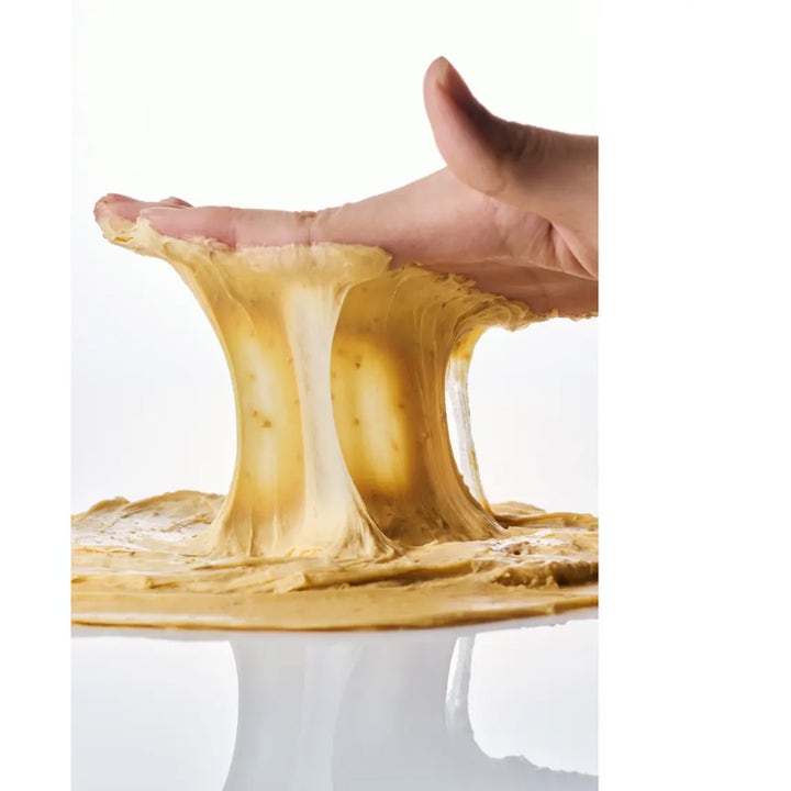 Klairs Freshly Juiced Vitamin Mask Cleanser 20 ml ansiktsrens med fyldig og elastisk tekstur som strekkes av en hånd