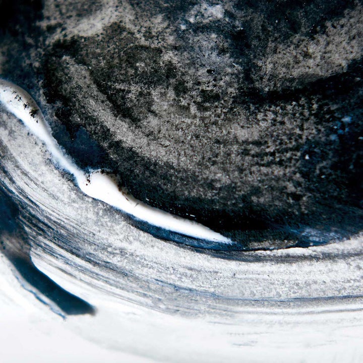 MÁDARA Detox Ultra Purifying MUD Mask 60 ml rensende ansiktsmaske med mørk, kornete leiretekstur og hvite strøk