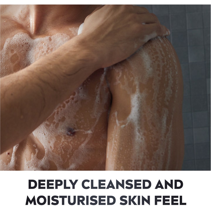 NIVEA MEN Active Clean 250 ml dusjsåpe som gir en dyprensende følelse med hvitt skum på huden i dusjen