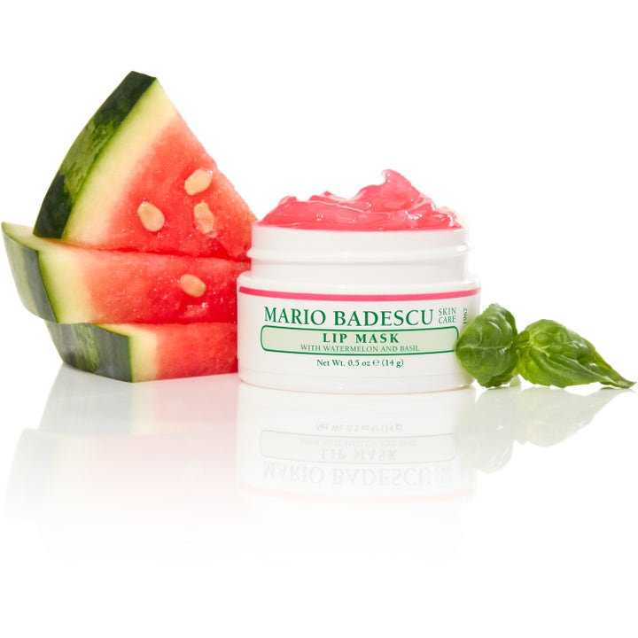 Mario Badescu Lip Mask Watermelon &amp; Basil 14 ml leppemaske med rosa gelé i hvit krukke ved siden av vannmelon og basilikum