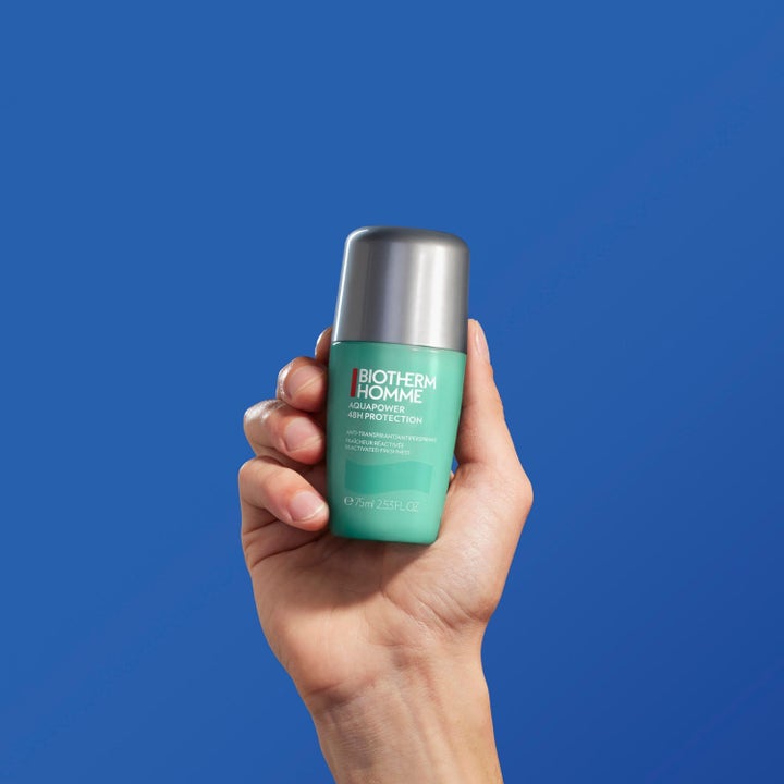 Biotherm Homme Aquapower Roll-On Deodorant 75ml gir 48 timers beskyttelse i grønn flaske holdt mot blå bakgrunn